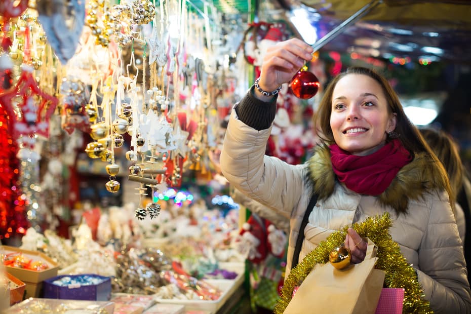 Malls offering late night shopping hours around Edmonton